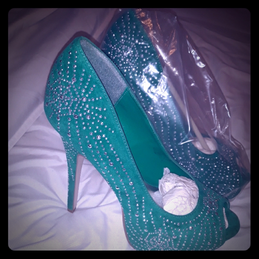 Stilletto pumps.